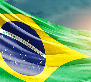 Bandeira nacional do Brasil acenando no lindo céu