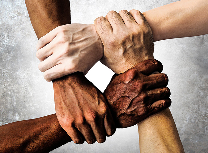 grupo multirracial com mãos negras afro-americanas caucasianas e asiáticas segurando um ao outro no pulso em tolerância unidade amor e conceito anti-racismo isolado no fundo grunge