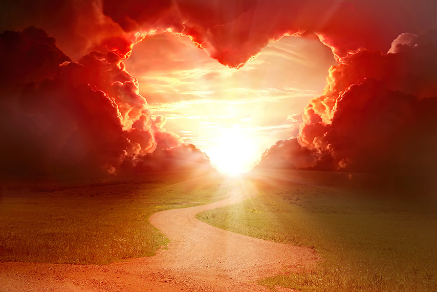 Céu vermelho em forma de coração ao pôr do sol. Bela paisagem com estrada e nuvens. Amo fundo com espaço de cópia. Estrada para o amor