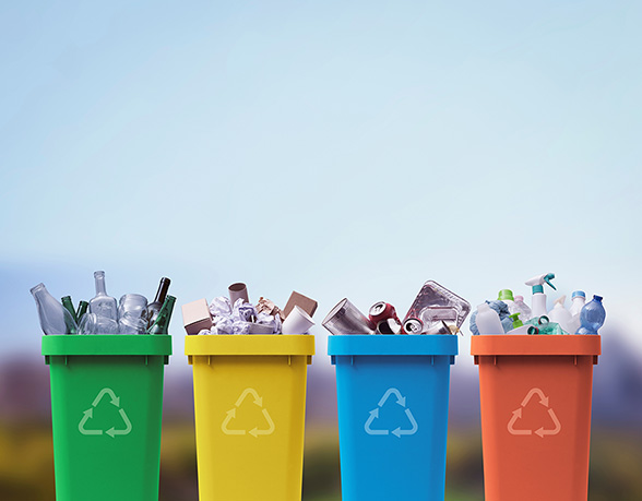 Coleta de lixeiras cheias de diferentes tipos de lixo, reciclagem e conceito de coleta seletiva de lixo